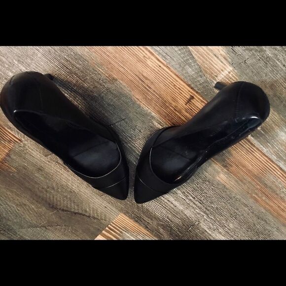 Halston classic black heels. NWOB. - Picture 4 of 5